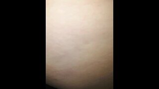 Девушка подмывает киску